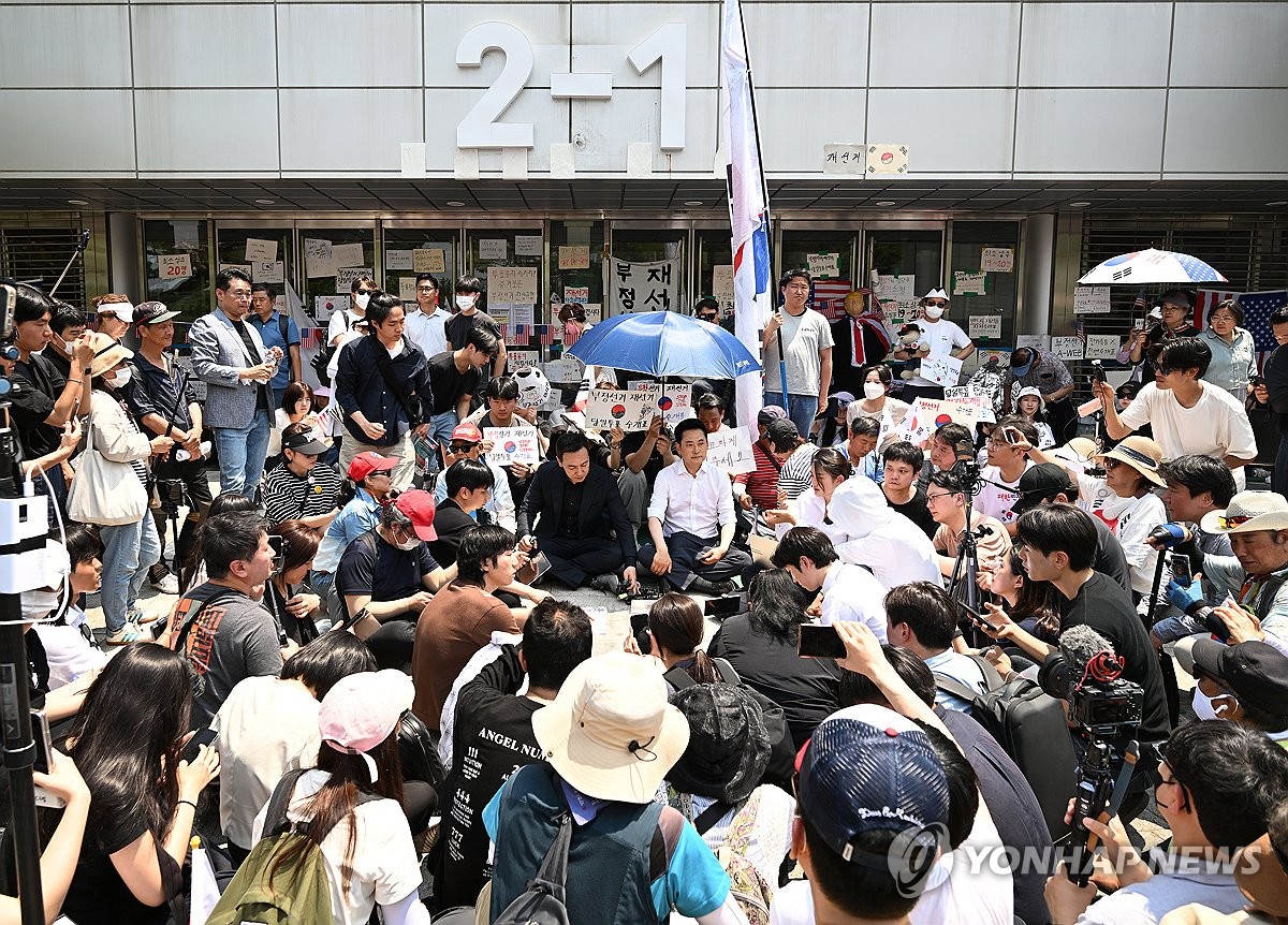 개표소 앞에 앉은 장동혁 대표와 김민수 최고위원