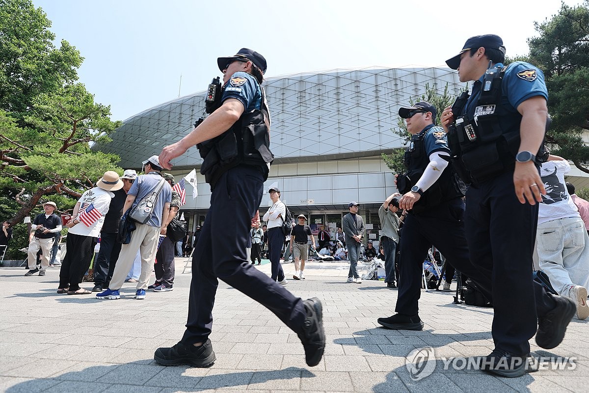 잠실 개표소 시위 계속…경찰ㆍ체육회 오전 진입 시도
