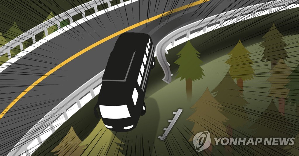 파주 도라전망대 오르던 관광버스 전도…외국인 등 10명 부상
