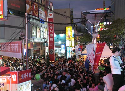 관객은 극장 안에 있다…극장 밖에서 찾지 말라