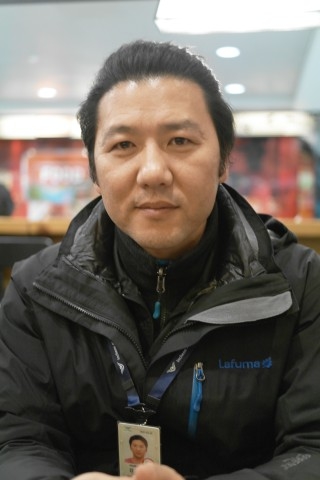새 비행기 오면 또 뛰어나가야 해요