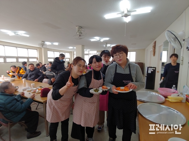 칠곡 석적읍 우방신천지타운 부녀회, 떡국 나눔행사 가져