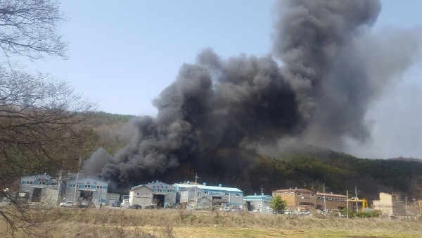 함안군 칠서면, 공장서 발화된 불 인근 야산으로 번져 확산 중