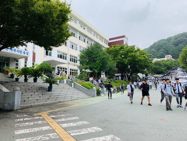 상습적 성적조작에 압수수색...학생 탓하는 영남공고