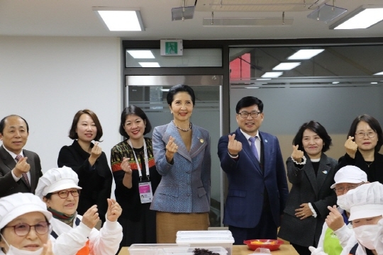 태국 총리 부인, 부산해운대시니어클럽 작업장 방문