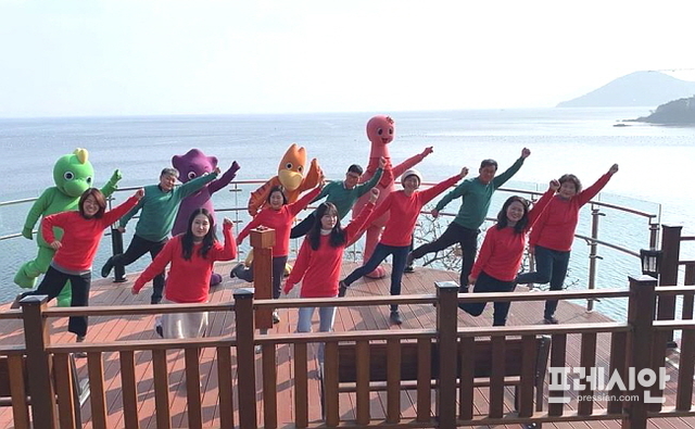 지금 경남 고성은 … “공룡댄스 열풍”
