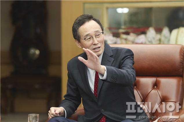 [인터뷰] 송하진 지사 전북, 한국 탄소산업의 수도(首都)의 꿈 한발짝 더