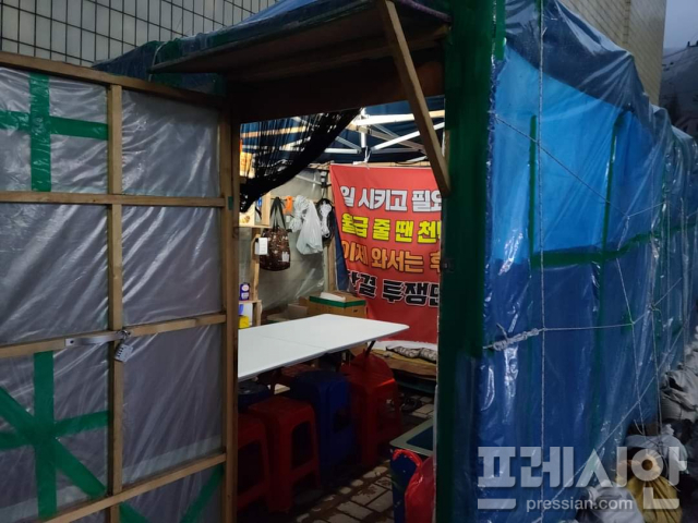 [기자수첩] 울릉군 공무직 노동자들은 정규직이다 다만 공무원이 아닐뿐...   천막 농성 175일째