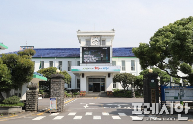 제주시청 간부공무원 확진... 소속 직원 자택 대기 조치
