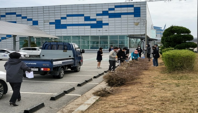 군산시, 산업단지 입주기업체에 희망나무 나눠주기 행사