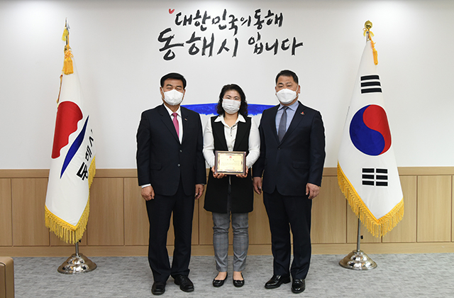 동해시, 추암횟집 박태권 대표에 감사패 수여