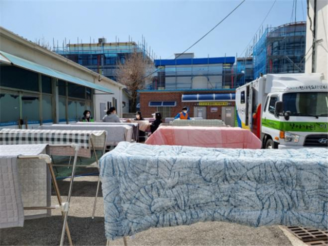 행복이 뽀송뽀송…면사무소 마당에 이불 빨래가 가득 널린 날