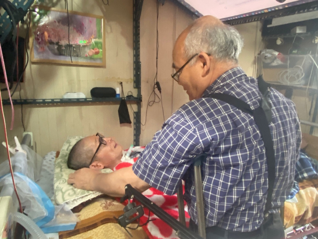 여러분 도움으로 움직이진 못하나 안전히 살 수 있게 됐어요[발로 뛰는 동네 의사, 야옹 선생의 지역사회 의료일지]