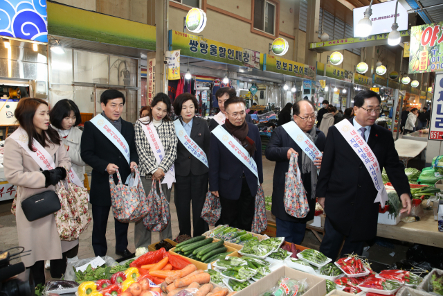 익산시의회 설 연휴 앞두고 전통시장 장보기 팔걷었다