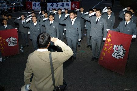  수험생에게 인사하는 후배들