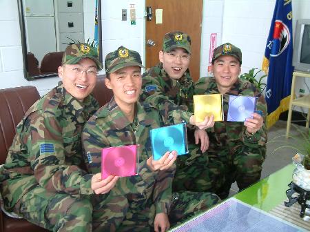   공군 제19전투비행단 전역선물로 전자앨범 전달  