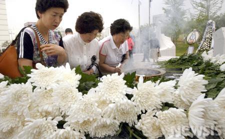 헌화하는 보훈가족들