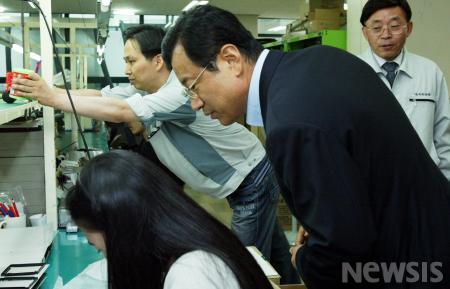 작업장을 둘러보는 이청장