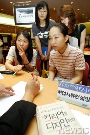취업서류 컨설팅 받는 참가자들