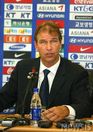 소집명단 발표하는 핌 베어백 신임 감독