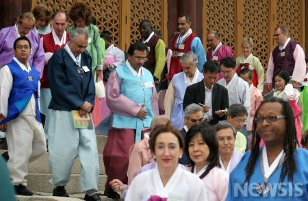 고운 한복입고 덕수궁을 거닐어요