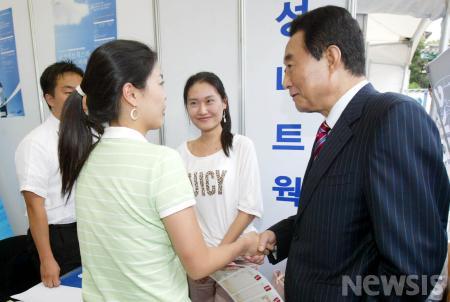 취업준비생과 이야기 나누는 고건 대표