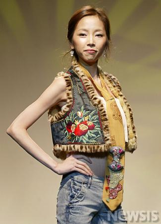 눈을 확 사로잡는 꽃자수 털배자