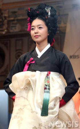 우아한 한복 자태 뽑내는 황진이의 출연진들