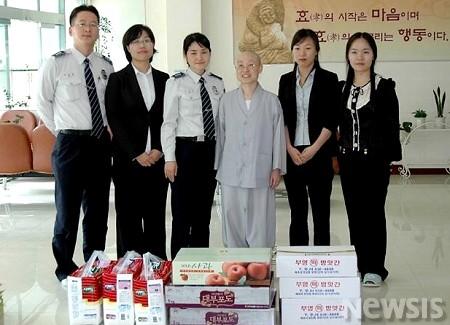 속초경찰서 여직원 봉사대 낙산노인요양원 위문