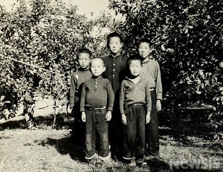 충주 교현초등학교 시절 동생들과 함께한 반장관
