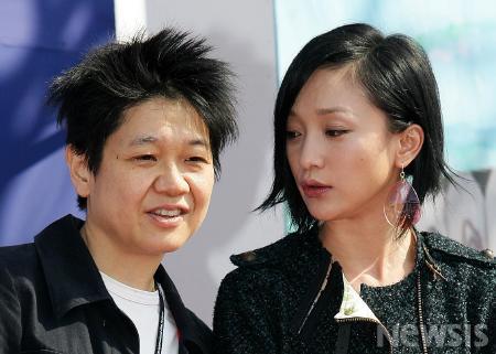 수지아우 감독에게 통역해주는 주신