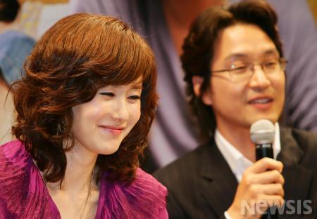 한석규 이야기에 미소짓는 김지수