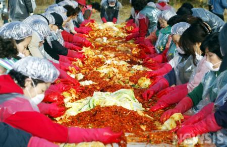 김치를 담그는 정성스런 손길들