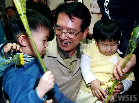 어린이들과 즐거운 시간 보내는 김형오 원내대표