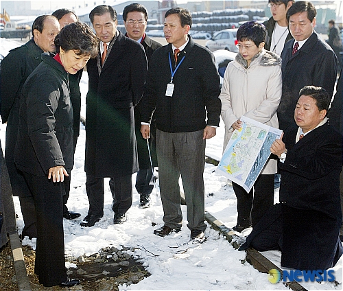 박근혜 전대표 한.중 열차페리 관련 인천항만 시찰