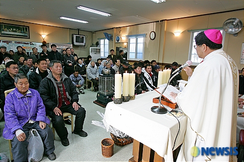 많은 신자와 함께한 하상바오로의집 성탄미사