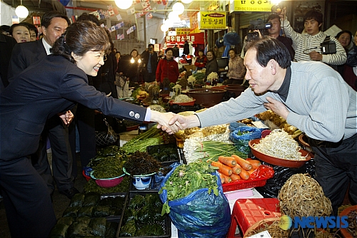 광주 시장 상인들과 인사나누는 박 전 대표