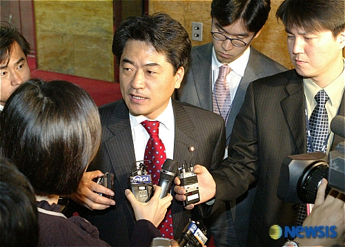 기자들의 질문 받고있는 당사수파 김형주의원
