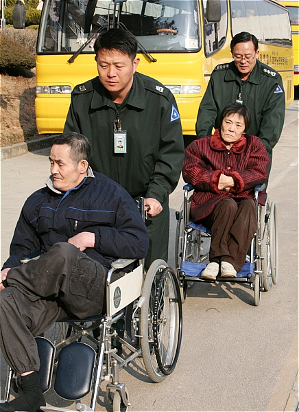 육군본부 영관급 장교, 복지시설 자원봉사