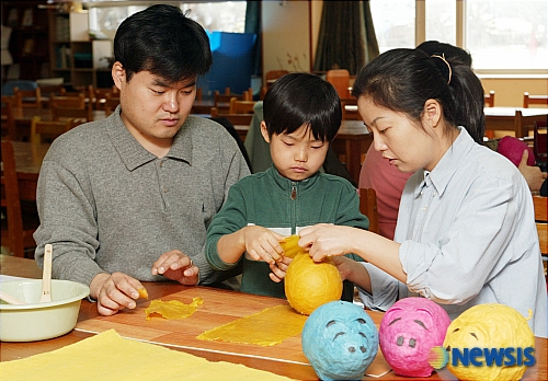 가족이 함께하는 복돼지 만들기