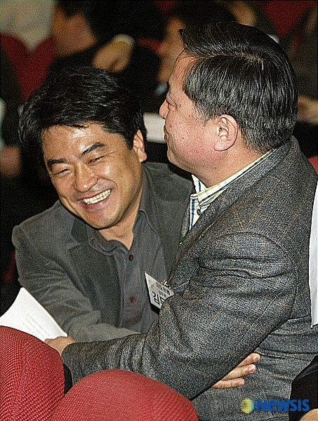 포옹하는 김형주 의원과 김두관 전  최고위원
