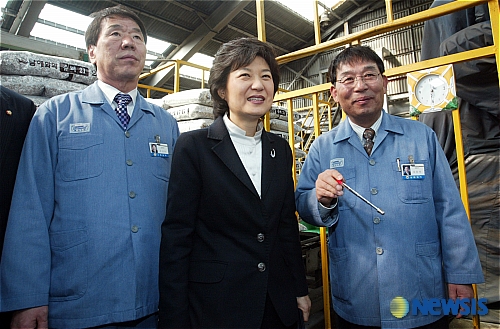 남해화학 공장 찾은 박 전 대표