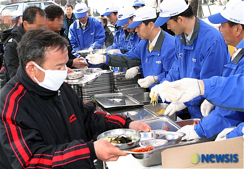사랑의 떡국 무료급식