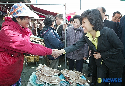 목포 상인들과 인사하는 박 전 대표