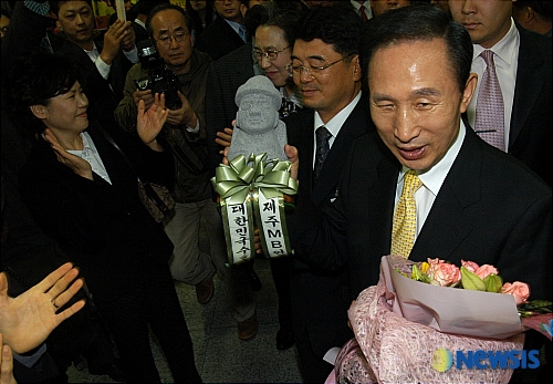 돌하루방 선물받은 이명박 전 시장