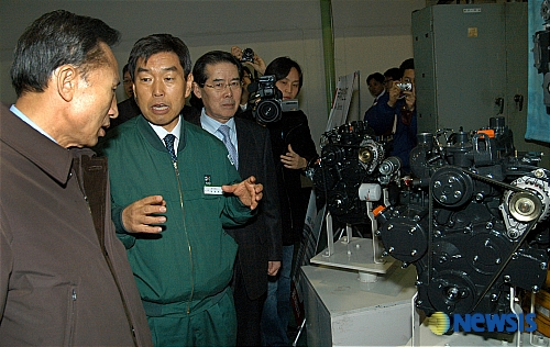 국제종합기계 현장 둘러보는 이명박 전 시장