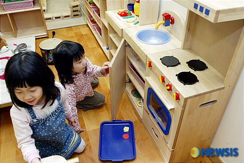 여아들의 마음을 사로잡은 부엌 놀이시설