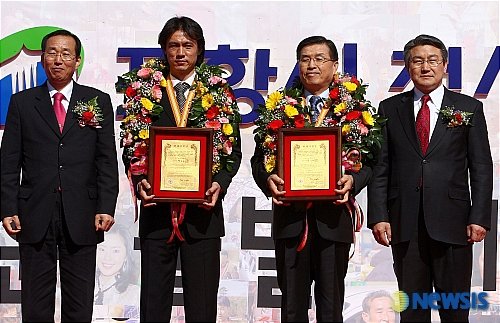 포항 명예시민 홍명보와 이갑진 전 해병1사단장