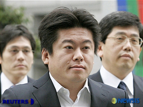 호리에 전 라이브도어 사장, 징역 2년 6월형