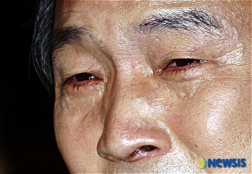 기자회견 중 눈시울 붉히는 손학규 전 지사